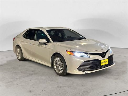 Used 2020 Toyota Camry XLE image 7