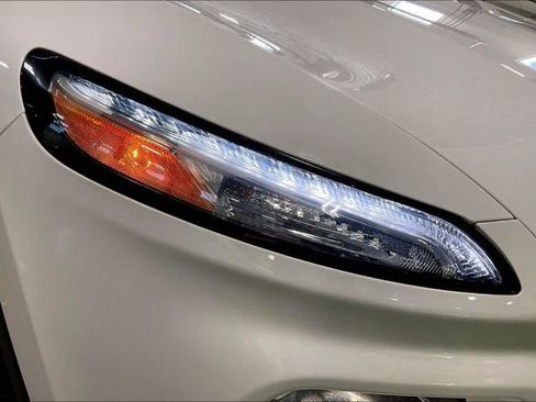 Used 2016 Jeep Cherokee Limited image 28