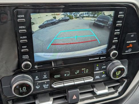 Used 2021 Toyota Highlander LE FWD image 7