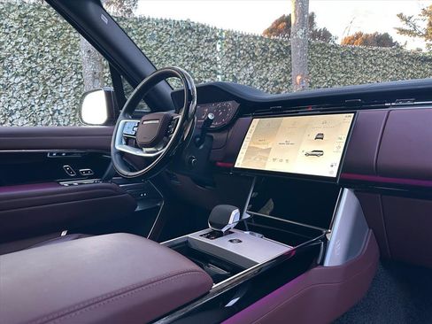 Used 2025 Land Rover Range Rover SE image 9