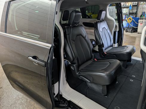 Used 2024 Chrysler Pacifica Touring-L FWD image 6