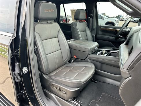 Used 2025 Chevrolet Tahoe High Country AWD/4WD image 28