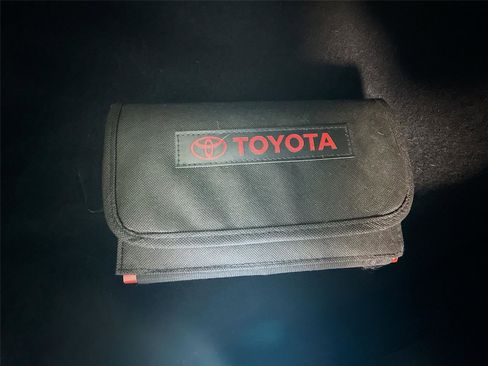 Used 2022 Toyota Highlander XLE image 19