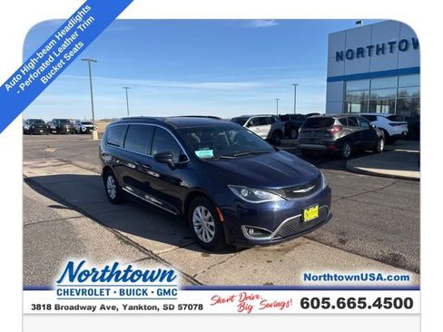 Used 2018 Chrysler Pacifica Touring-L image 3