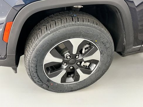 Used 2022 Jeep Grand Cherokee Limited 4xe w/ Luxury Tech Group II image 11