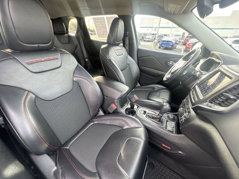 Used 2019 Jeep Cherokee Trailhawk w/ Cold Weather Group image 24