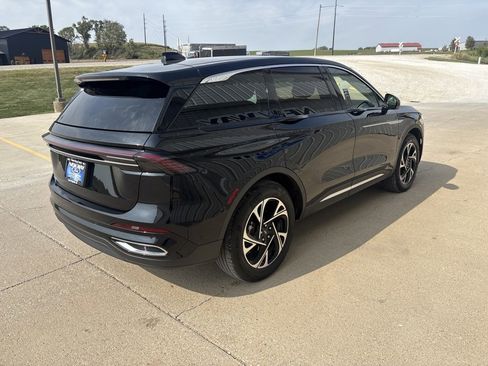 Used 2024 Lincoln Nautilus Premier image 4