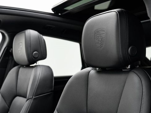 Certified 2025 Porsche Macan image 10