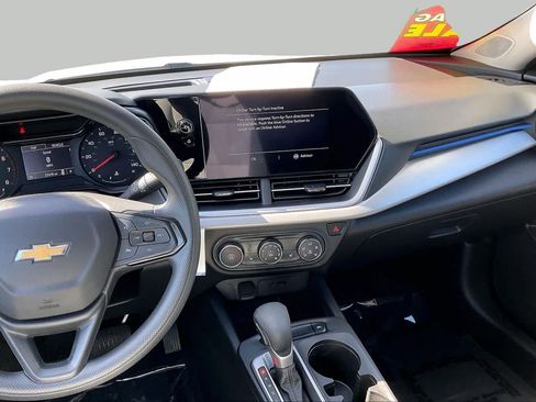 Used 2024 Chevrolet Trax LS w/ LS Convenience Package FWD image 7