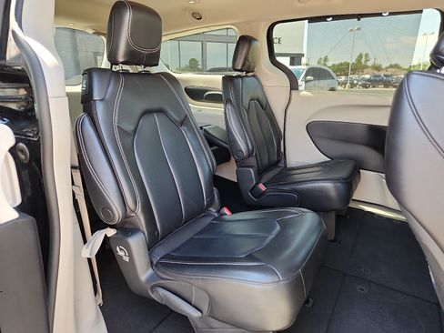 Used 2023 Chrysler Pacifica Touring-L FWD image 14