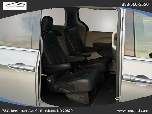 Used 2020 Chrysler Pacifica Touring-L image 28