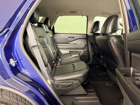 Used 2024 Nissan Pathfinder SL w/ Black Appearance Package FWD image 26