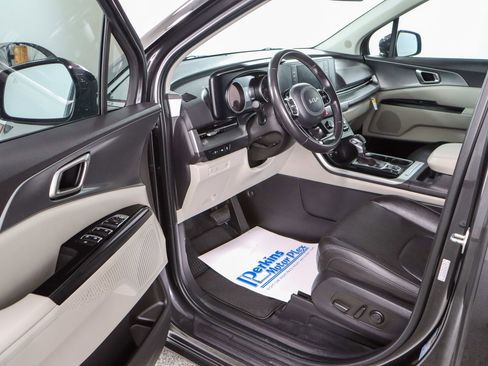 Used 2024 Kia Carnival LX image 3