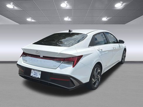Used 2025 Hyundai Elantra Limited w/ Cargo Package FWD image 7