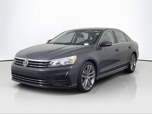 Used 2017 Volkswagen Passat 1.8T R-Line w/ R-Line Lighting Package FWD image 3