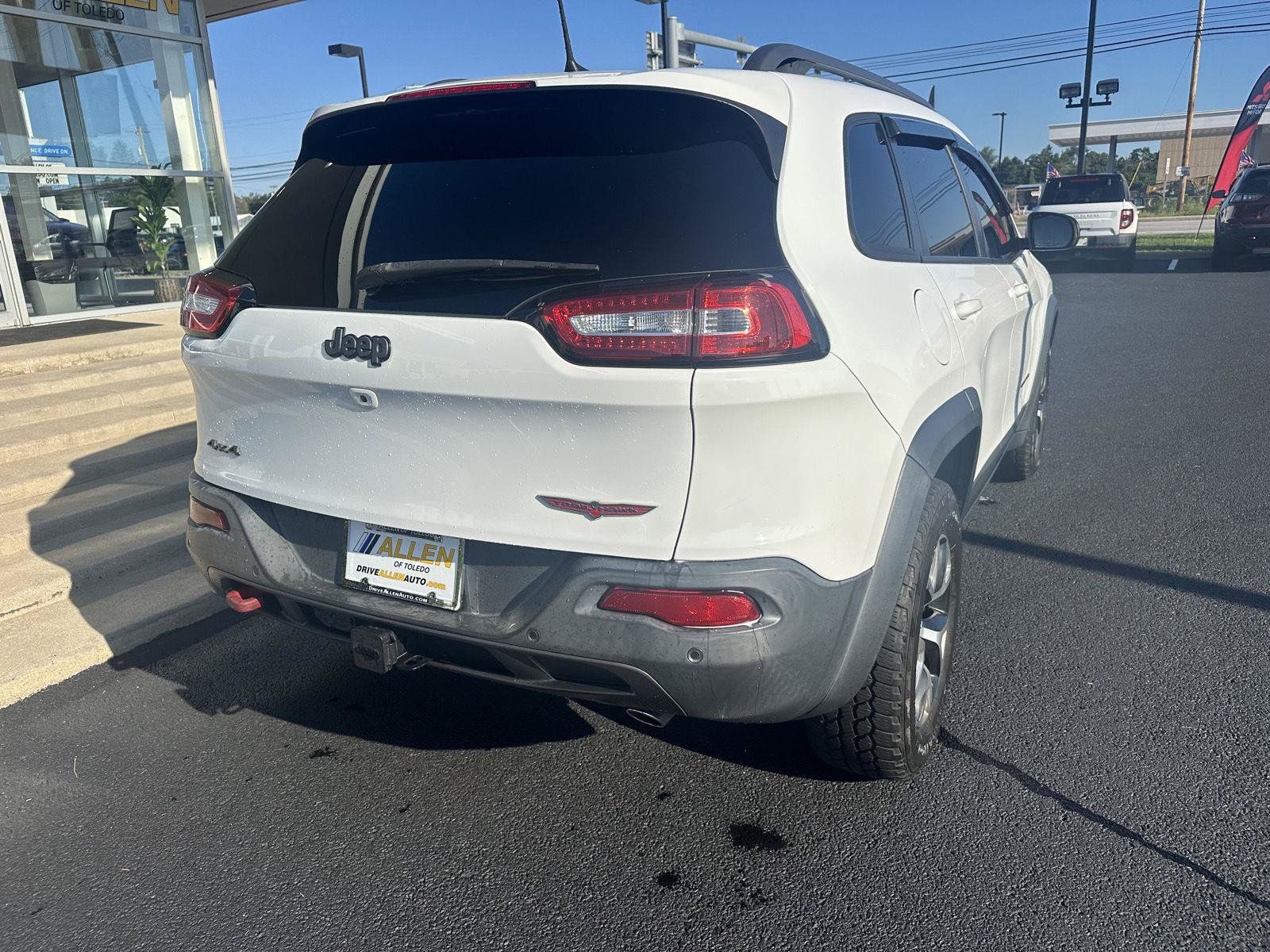 Used 2017 Jeep Cherokee Trailhawk AWD/4WD image 10