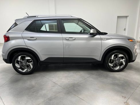 Used 2025 Hyundai Venue SEL FWD image 8