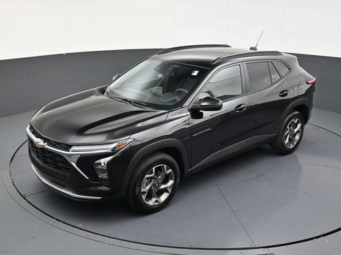 Used 2025 Chevrolet Trax LT FWD image 9