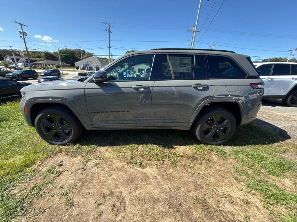 New 2027 Jeep Grand Cherokee Limited AWD/4WD image 2
