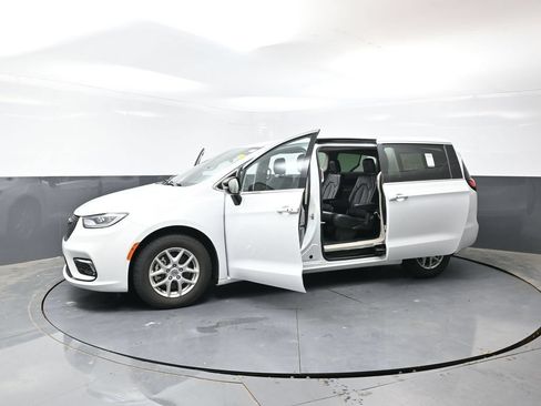 Used 2024 Chrysler Pacifica Touring-L FWD image 55