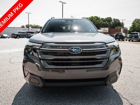 Used 2025 Subaru Forester Premium AWD/4WD image 2