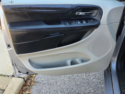 Used 2019 Dodge Grand Caravan SE w/ UConnect Hands-Free Group image 26