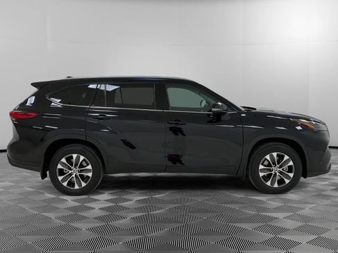 Used 2022 Toyota Highlander XLE AWD/4WD image 6