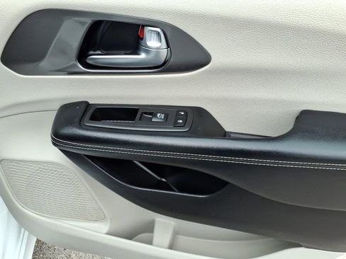 Used 2022 Chrysler Pacifica Touring-L FWD image 5