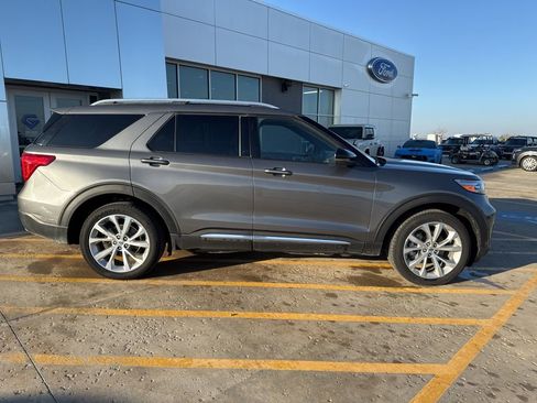 Used 2023 Ford Explorer Platinum w/ Technology Package AWD/4WD image 3