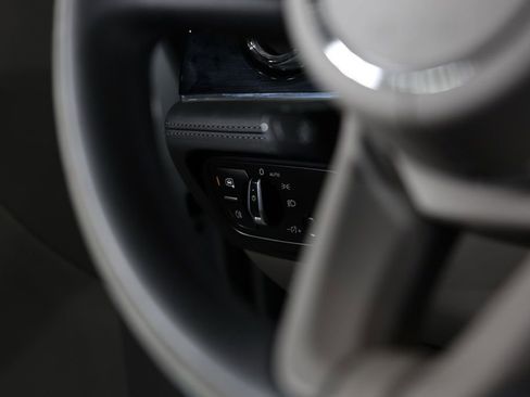 Used 2022 Bentley Bentayga image 34