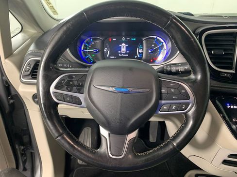 Used 2021 Chrysler Pacifica Touring-L FWD image 22