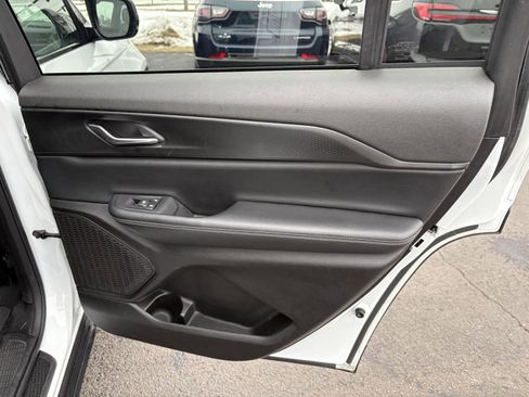 Used 2024 Jeep Grand Cherokee L Laredo image 16