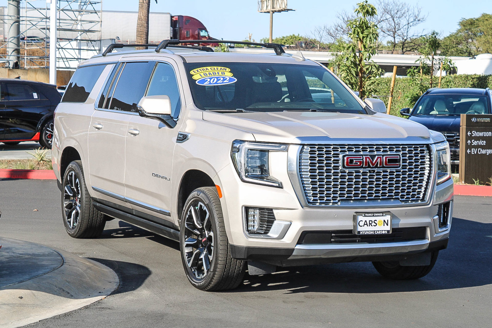 Used 2022 GMC Yukon XL Denali w/ Denali Ultimate Package AWD/4WD image 3