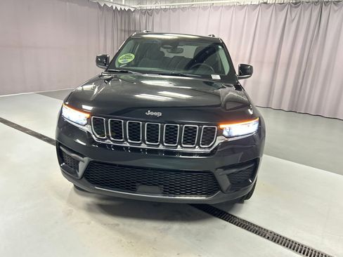 Used 2023 Jeep Grand Cherokee Laredo AWD/4WD image 2