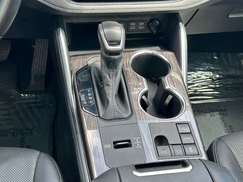 Used 2024 Toyota Highlander Platinum image 23