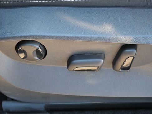 Certified 2025 Volkswagen Taos SEL image 21