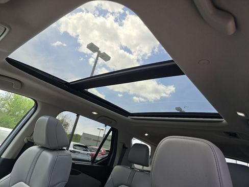 Used 2025 Honda Pilot Touring image 3