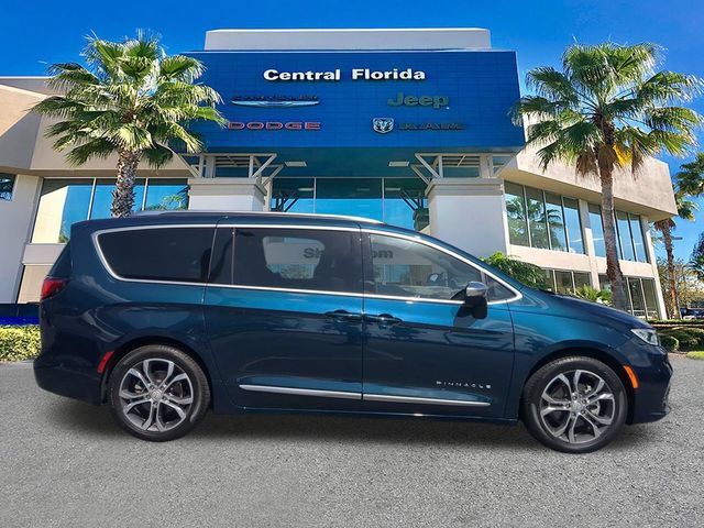 Used 2025 Chrysler Pacifica Pinnacle w/ Trailer Tow Group FWD image 4
