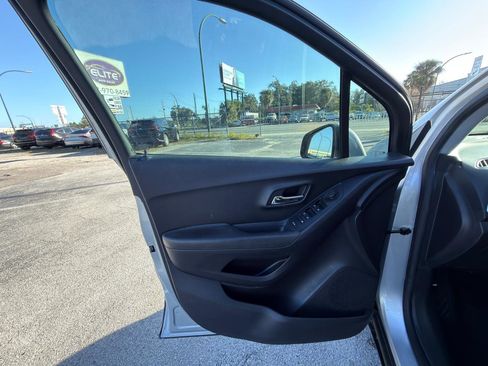 Used 2019 Chevrolet Trax LT w/ LT Convenience Package FWD image 15