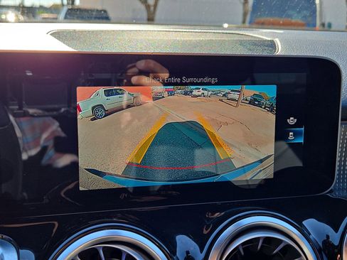 Used 2021 Mercedes-Benz GLB 250 w/ Premium Package image 18