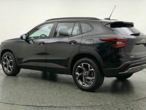 Used 2025 Chevrolet Trax LT FWD image 6
