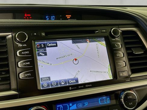 Used 2019 Toyota Highlander XLE AWD/4WD image 13