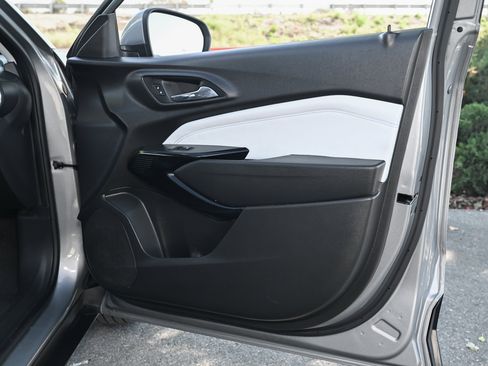 Used 2025 Chevrolet Trax LT w/ LT Convenience Package image 40