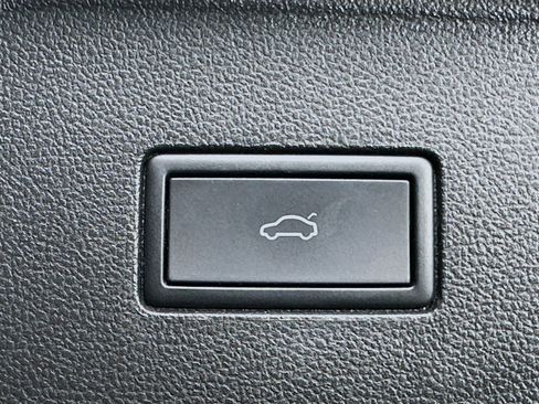 Used 2025 Volkswagen Atlas SE image 30