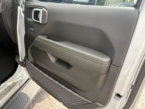 Used 2024 Jeep Wrangler Unlimited Sahara w/ Technology Group AWD/4WD image 11