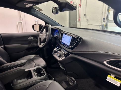 New 2026 Chrysler Pacifica Select AWD/4WD image 36