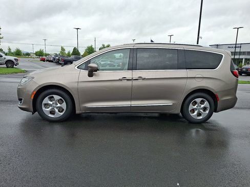 Used 2017 Chrysler Pacifica Touring-L Plus w/ Advanced Safetytec Group FWD image 4