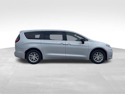 New 2026 Chrysler Pacifica Select FWD image 4