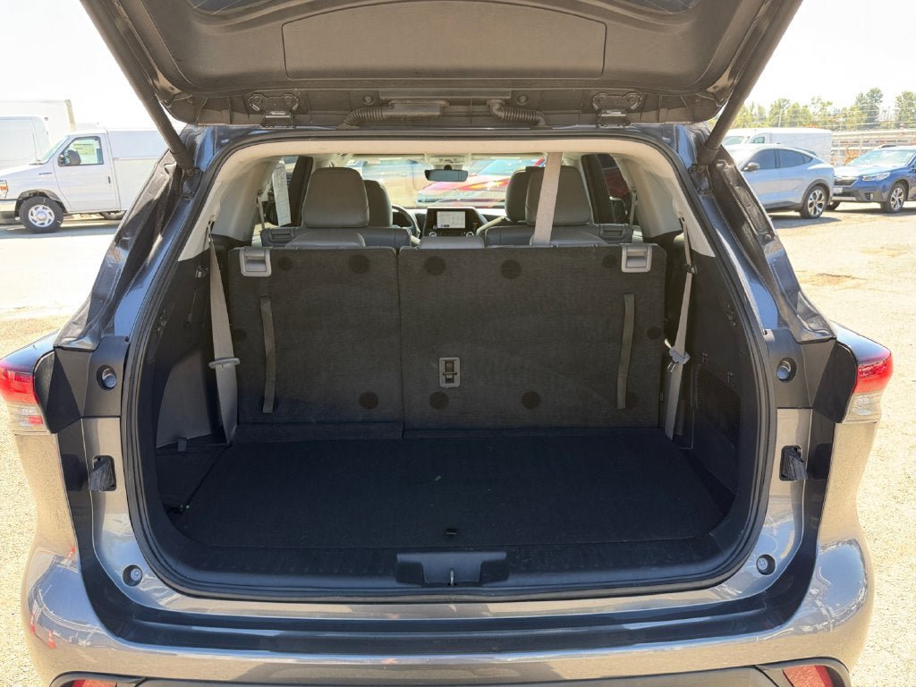 Used 2024 Toyota Highlander XLE AWD/4WD image 22
