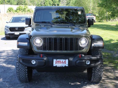 Used 2025 Jeep Wrangler Unlimited Rubicon AWD/4WD image 2